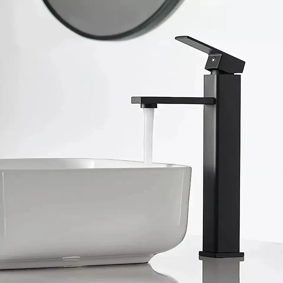 Llave Monomando Alta Cuadrada para Vanitorio Negro Mate 4