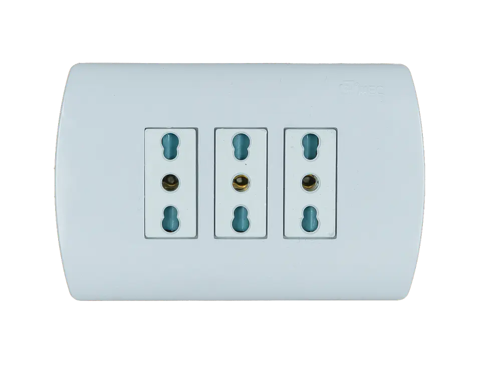 0200TA0510 ENCHUFE MEC EMB.TRIPLE 10/16 A.BLANCO 1