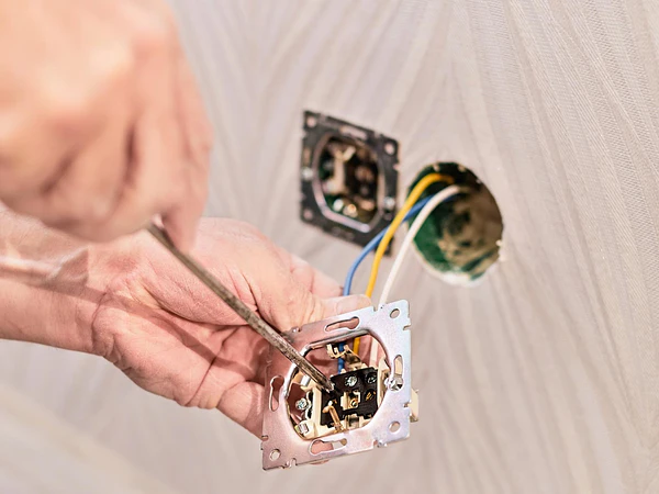 Electricidad en el hogar: cómo elegir tomacorrientes, interruptores y disyuntores