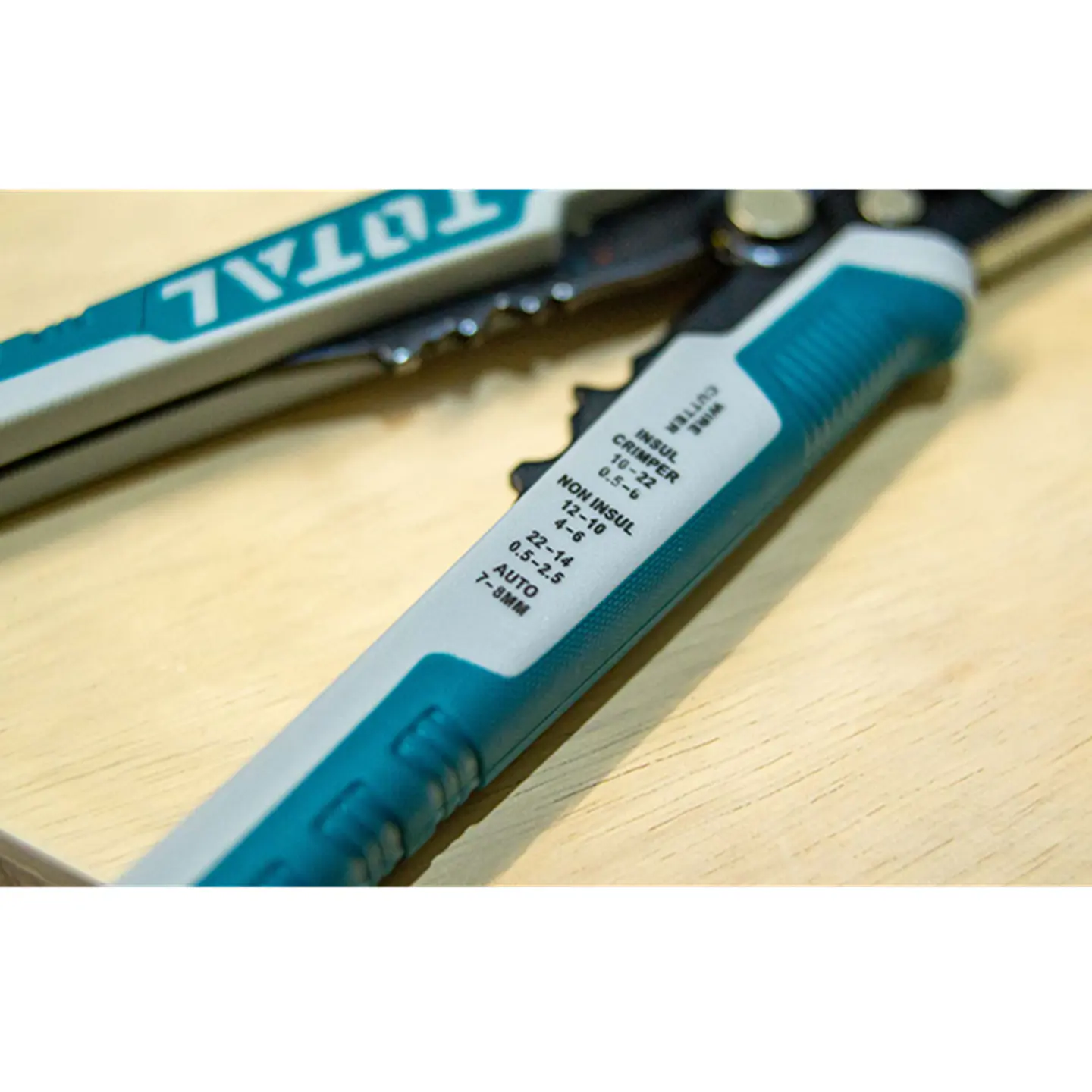 Alicate Pelacable Automático 3 En 1 Multiuso Total 4