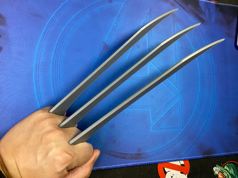 1 Par De Garras De Plástico Wolverine Y Deadpool 4