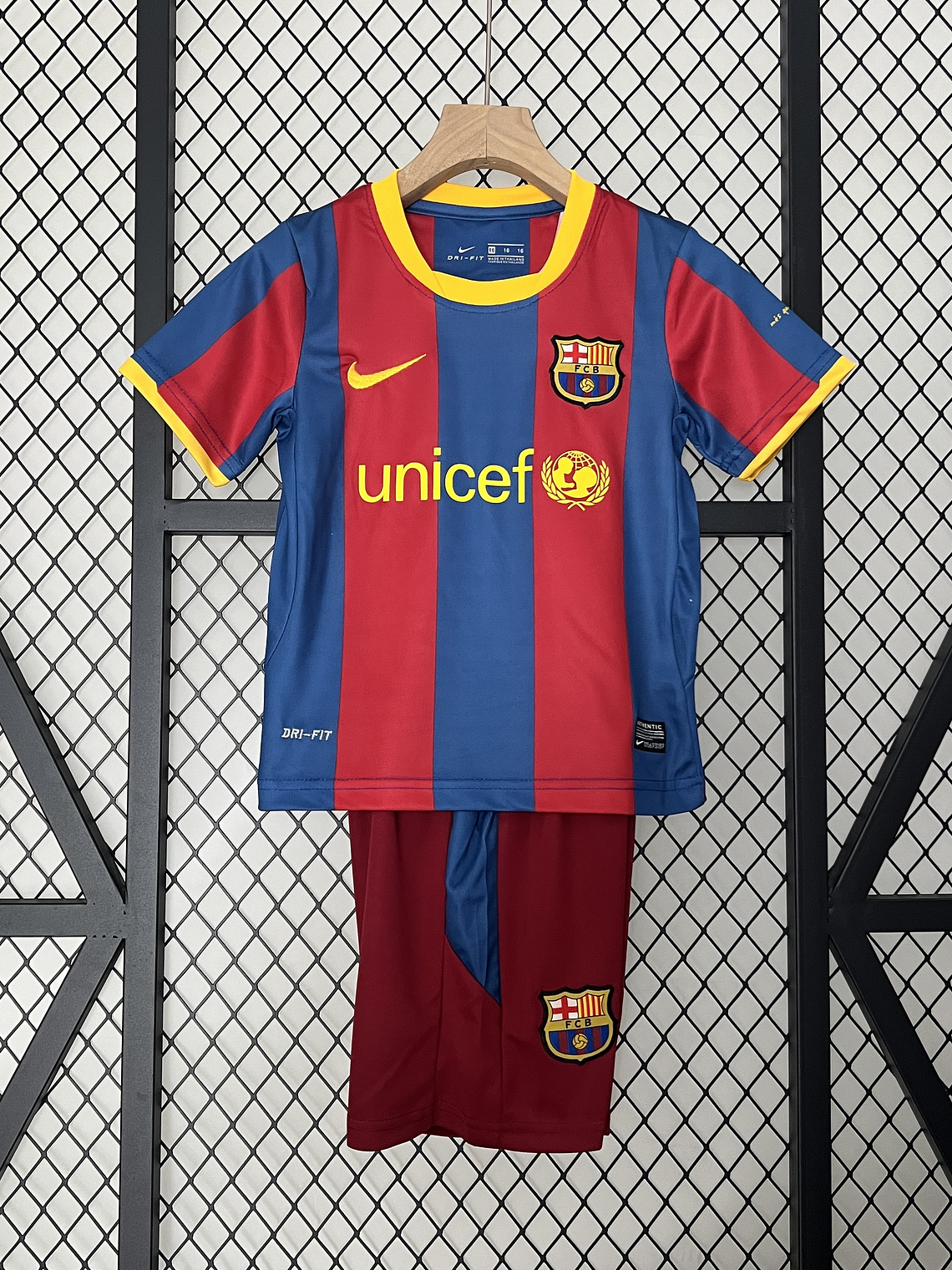 Kit Criança Barcelona Principal 2010/11 1
