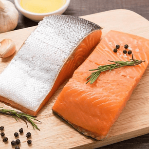 SALMÓN KG EN PORCIÓN CON PIEL FRESCO 
