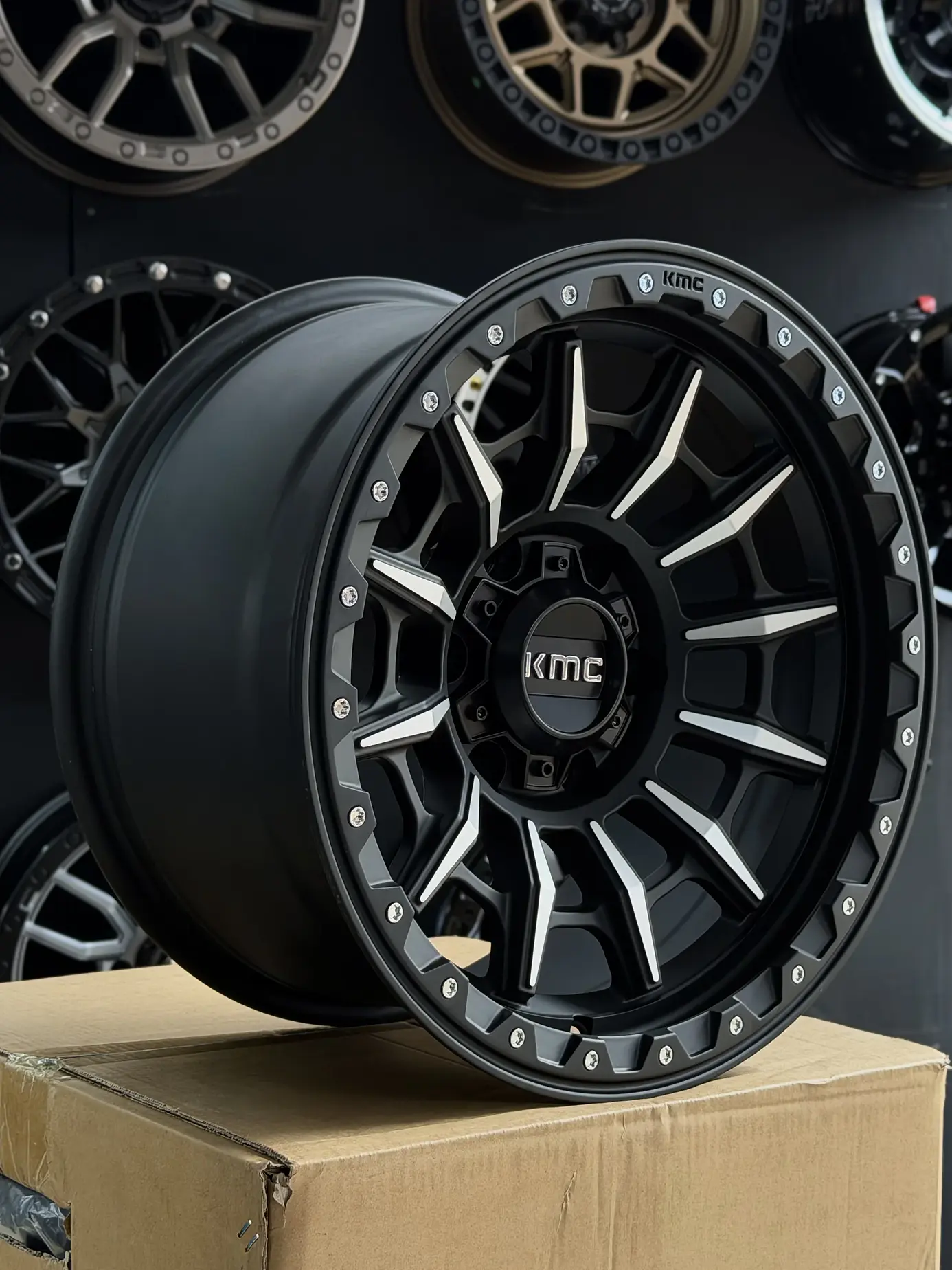 LLANTAS 17X9 6X139.7 KMC ET -10 NEGRO - CROMADO ( 4 LLANTAS ) 3