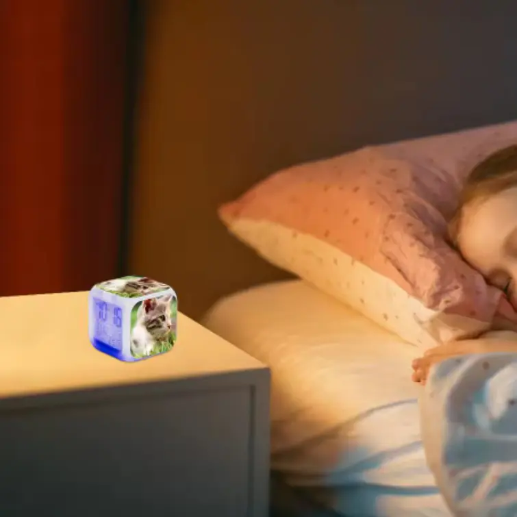 Relógio despertador digital Cubo LED  - Personalizado 2