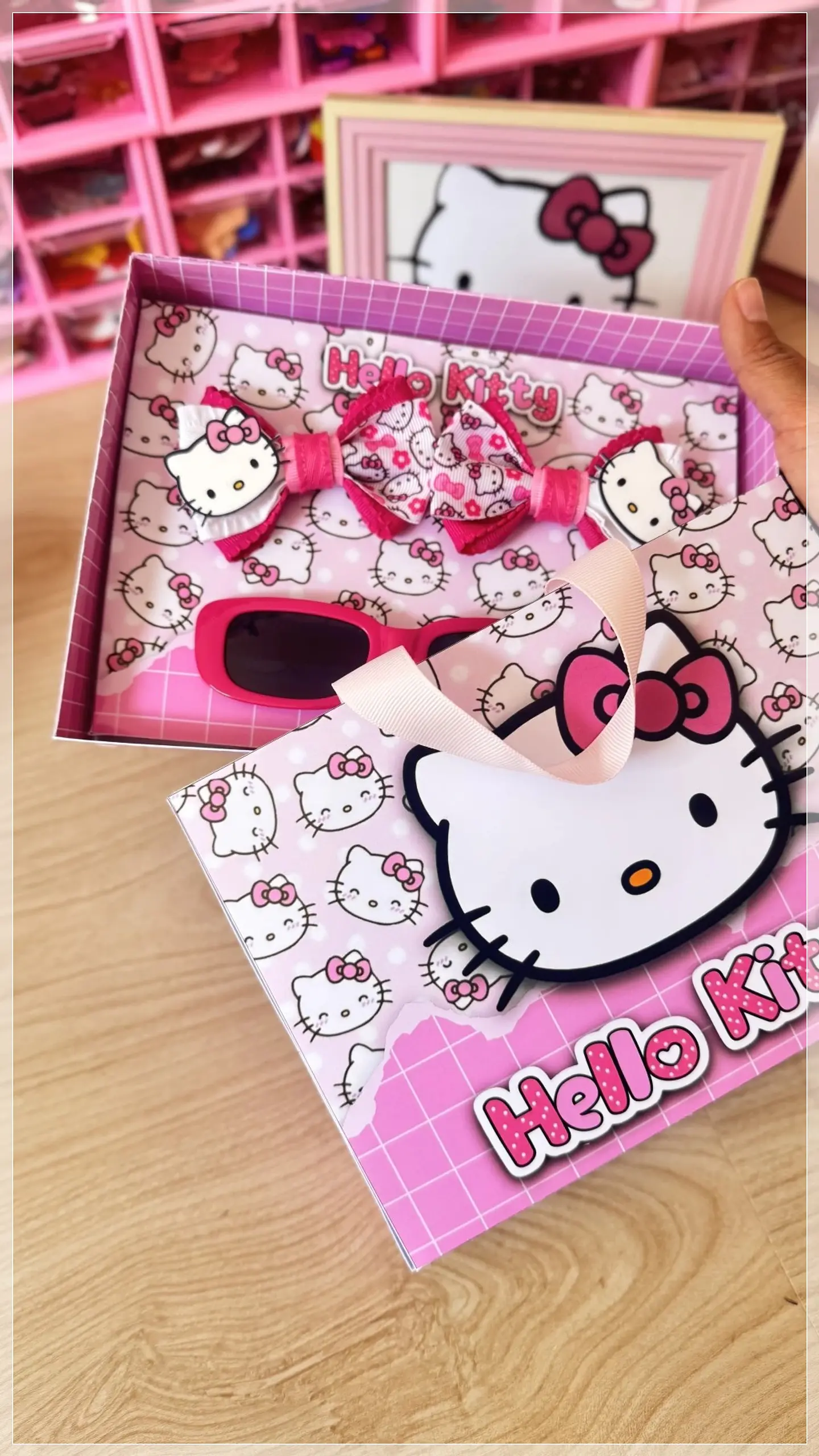 Arquivo de Corte Maletinha Laço e Óculos com Sacola Hello Kitty 1