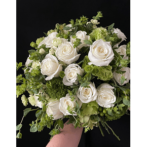 Ramo de Rosas Blancas con flores verdes y follaje