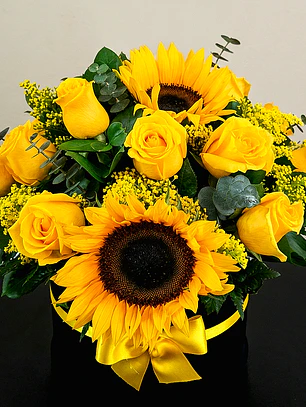 Caja con Girasoles y Rosas Amarillas