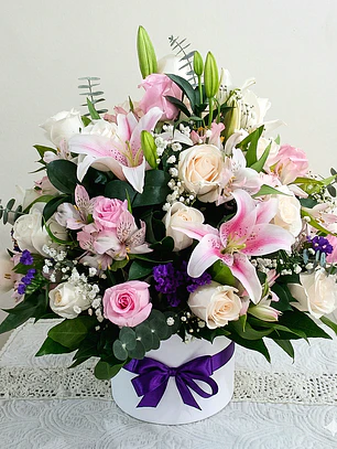 Caja con Rosas y Lirios Rosados