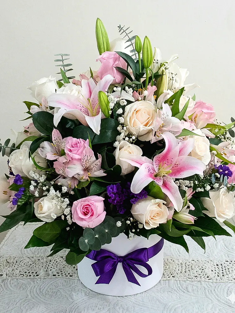Caja con Rosas y Lirios Rosados 1