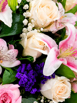 Caja con Rosas y Lirios Rosados