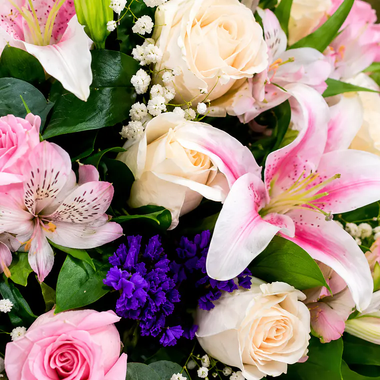 Caja con Rosas y Lirios Rosados 2