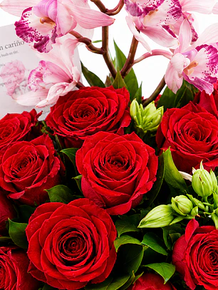 Caja con Orquídeas Rosadas y Rosas Rojas