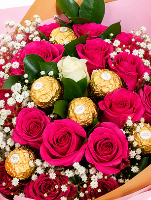 Bouquet Rosas Moradas y Chocolates Ferrero