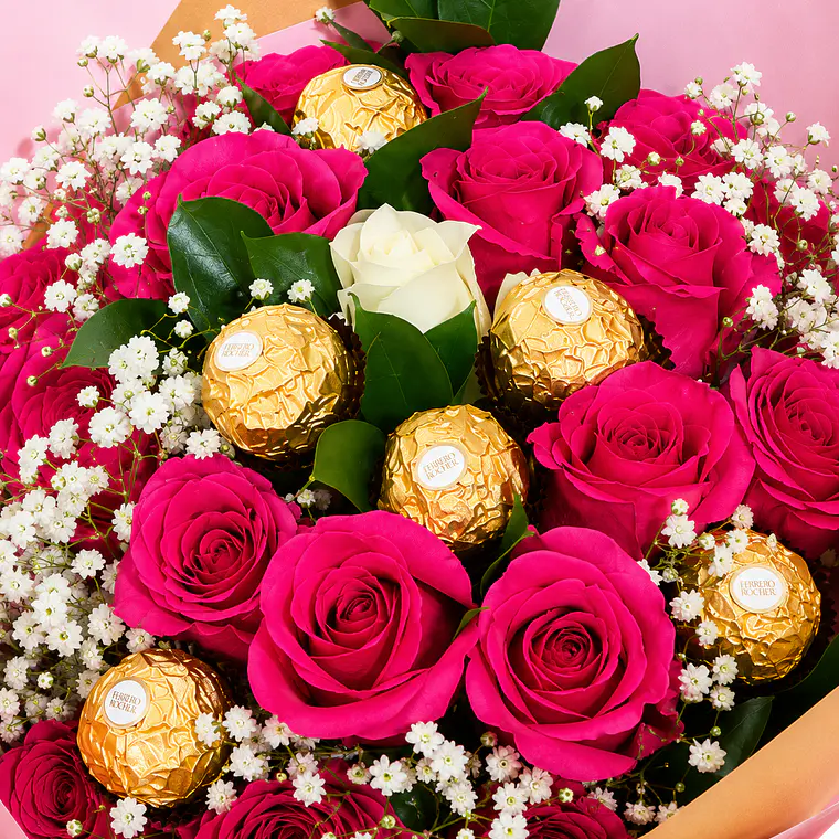 Bouquet Rosas Moradas y Chocolates Ferrero 2