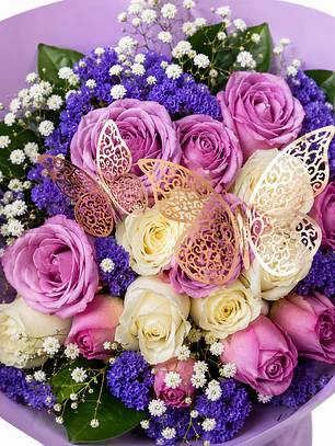 Bouquet Rosas Blancas y Rosadas con Mariposas