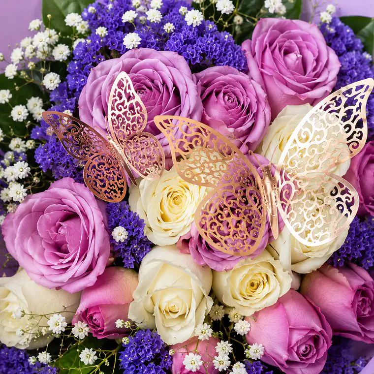 Bouquet Rosas Blancas y Rosadas con Mariposas 2