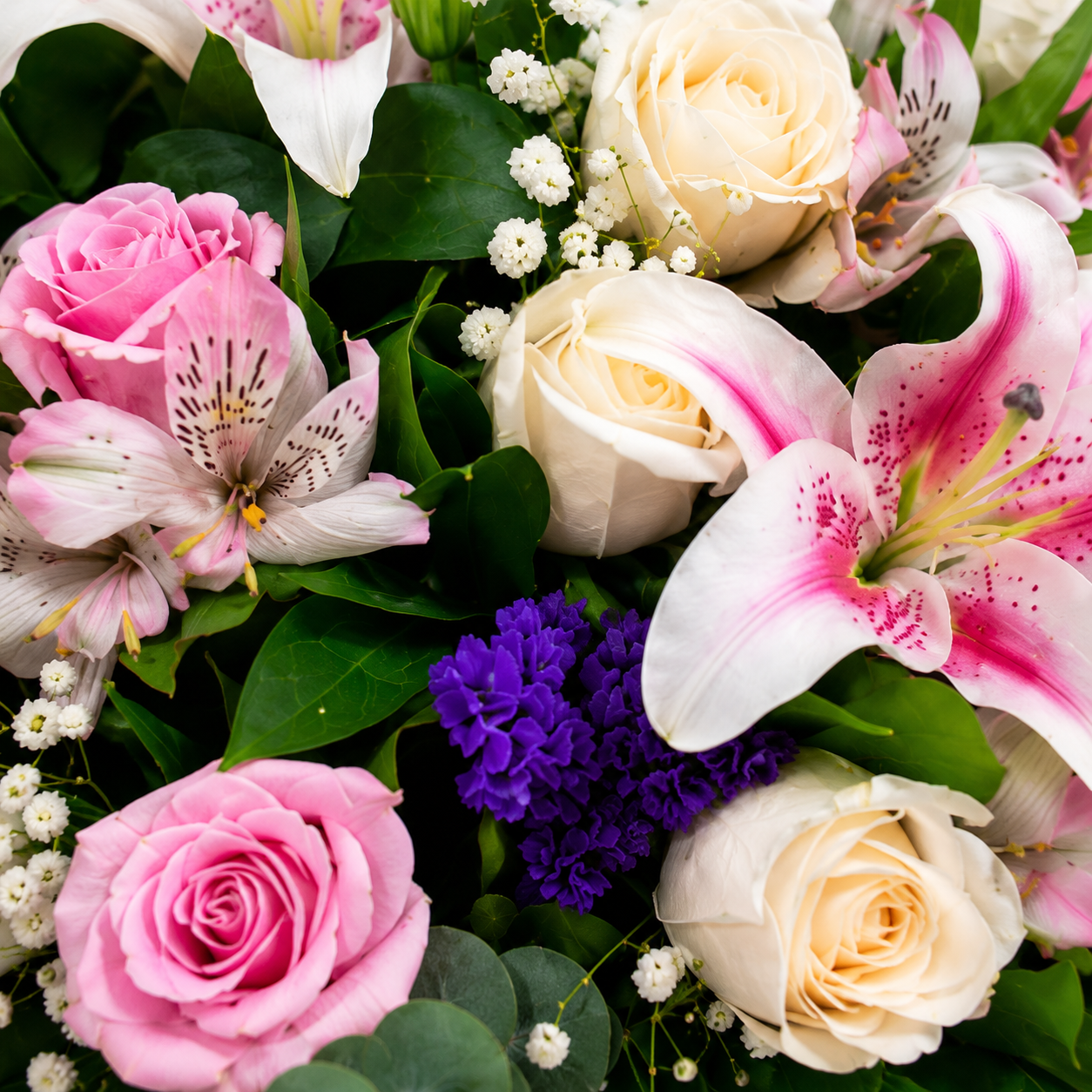 Caja con Rosas y Lirios Rosados 2