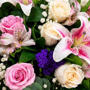Caja con Rosas y Lirios Rosados