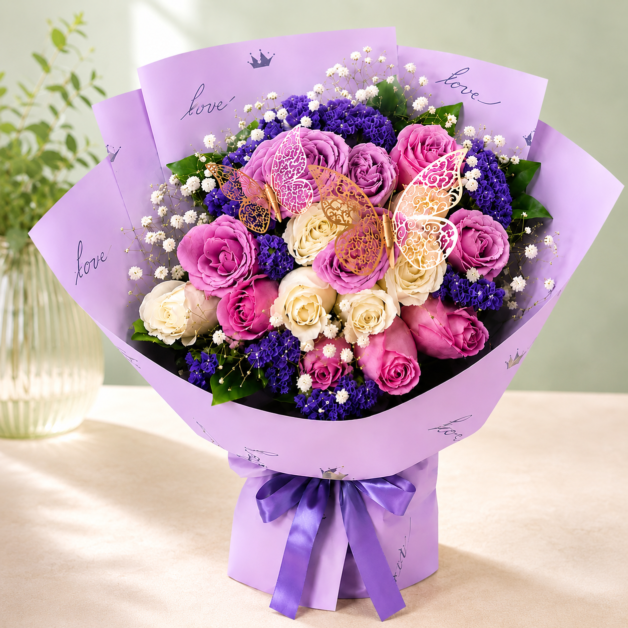 Bouquet Rosas Blancas y Rosadas con Mariposas 1