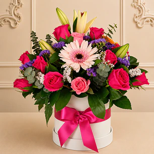 Caja con Gerbera Rosada, Rosas y Lirios