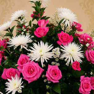 Arreglo Grande con Rosas Rosadas y Crisantemos Blancos