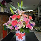 Caja con Rosas, Gerberas y Lirios Rosados - Miniatura 1