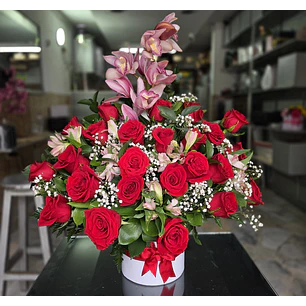 Caja con Orquídeas Rosadas y Rosas Rojas