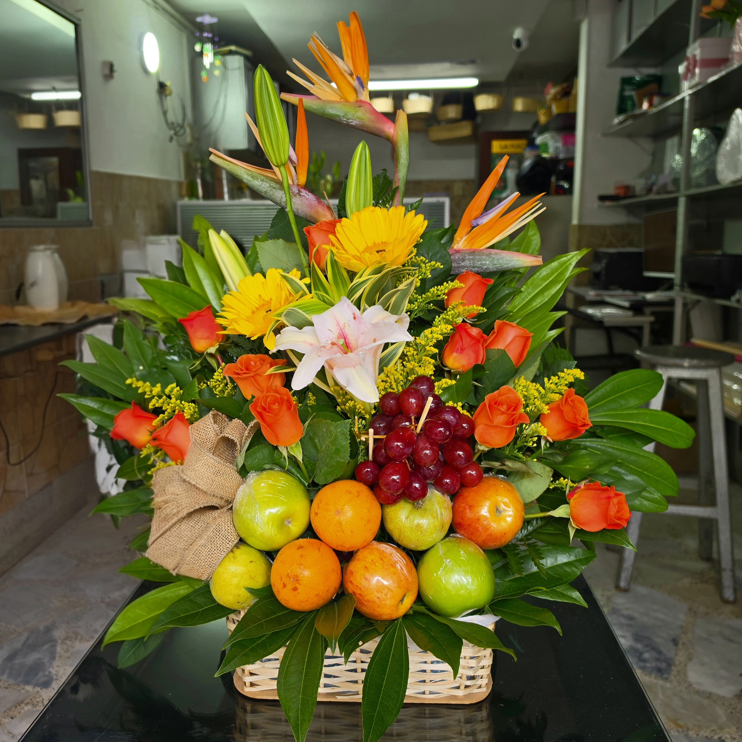 Frutero con Rosas, Lirios, Gerberas y Ave de Paraíso 1