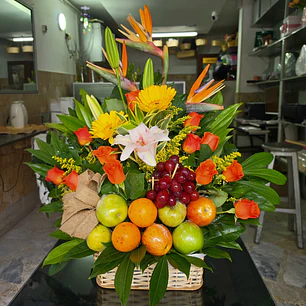 Frutero con Rosas, Lirios, Gerberas y Ave de Paraíso