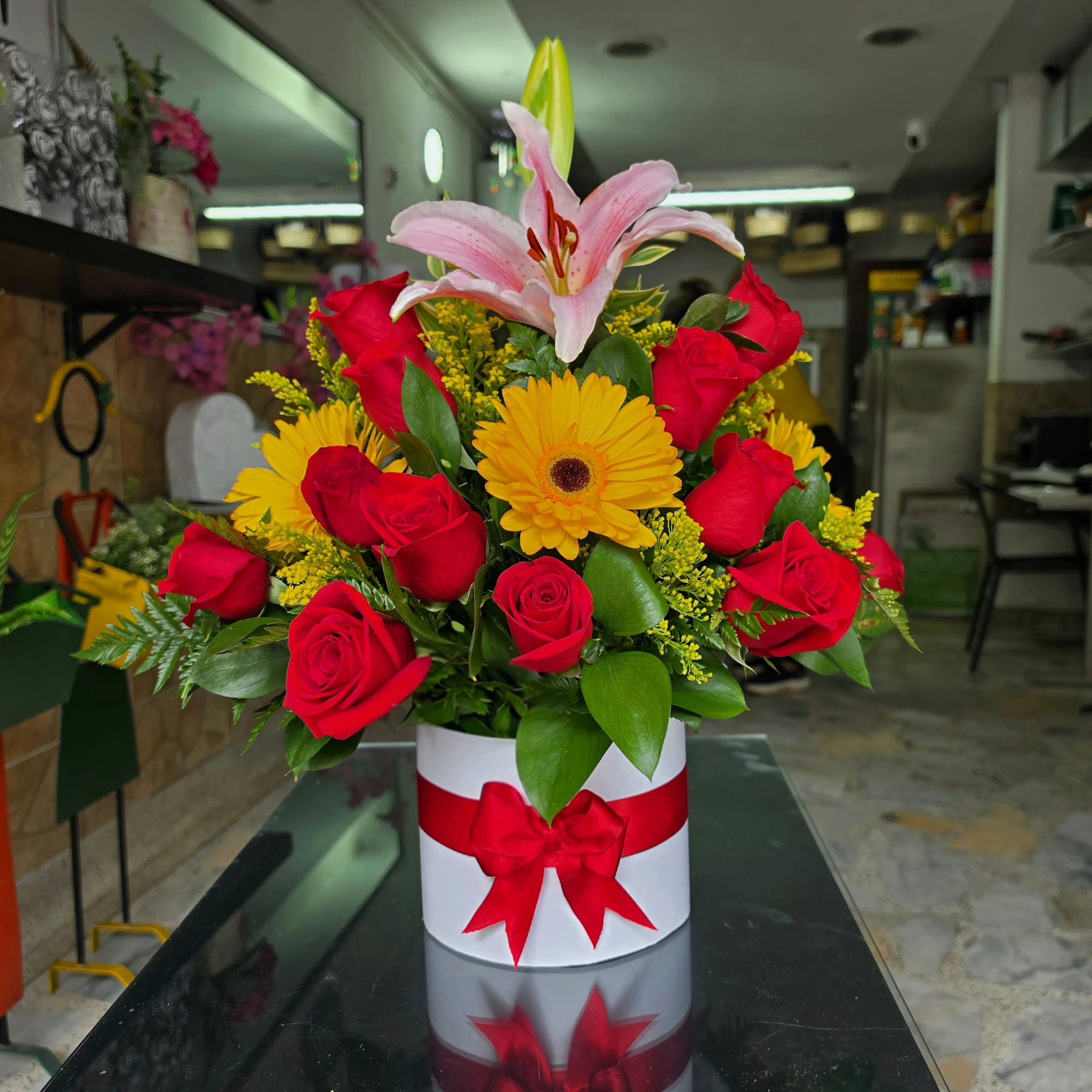 Caja con Rosas Rojas, Lirios y Gerberas Amarillas 1