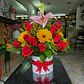 Caja con Rosas Rojas, Lirios y Gerberas Amarillas - Miniatura 1