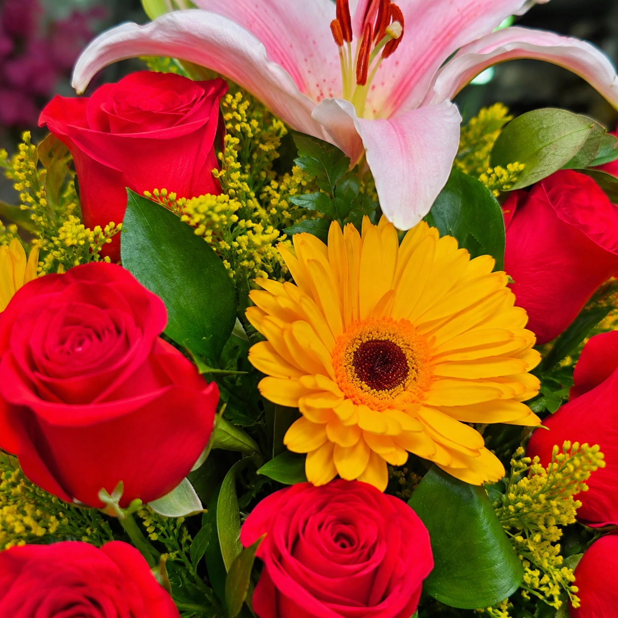 Caja con Rosas Rojas, Lirios y Gerberas Amarillas 2