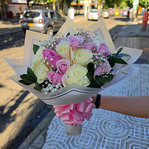 Bouquet Rosas Crema y Rosadas