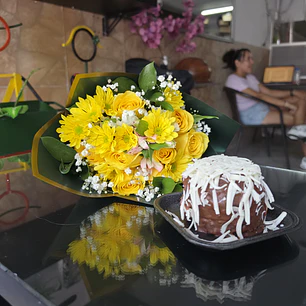 Bouquet Margaritas Amarillas y Torta de Chocolate