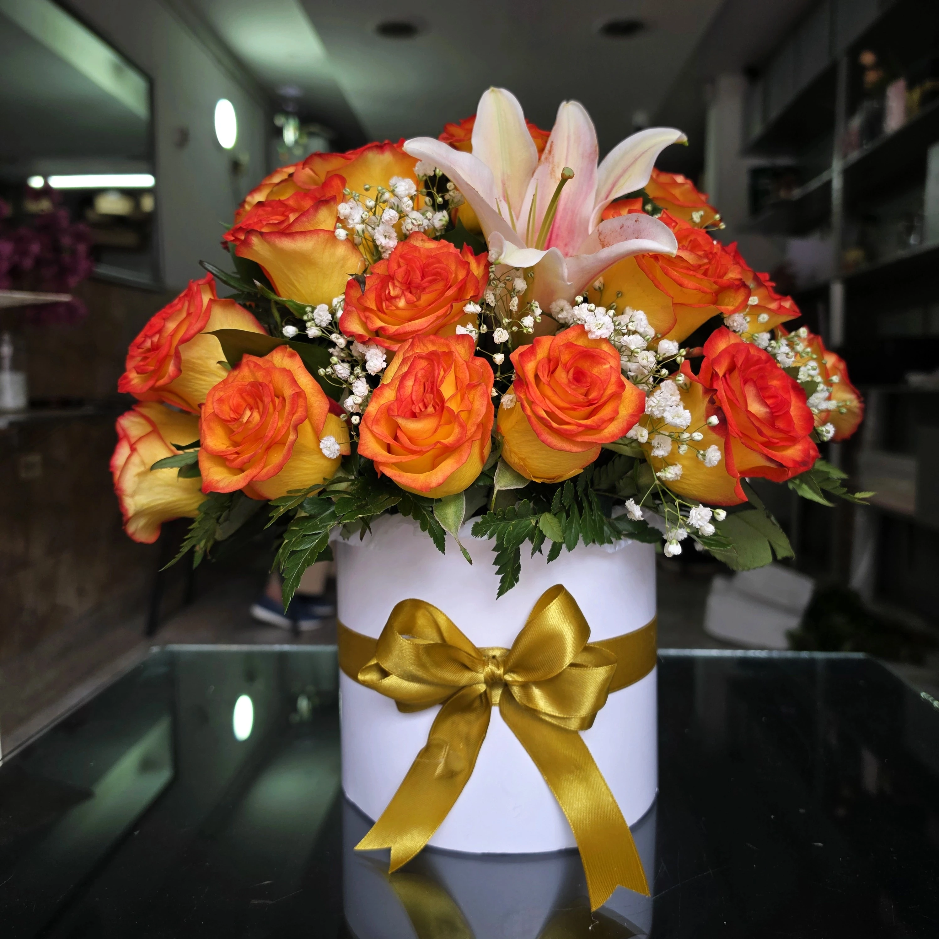 Caja con Rosas Naranjas y Lirio 1