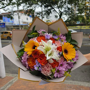 Bouquet Rosas Naranjas, Gerberas Amarillas, Margaritas Moradas y Lirio
