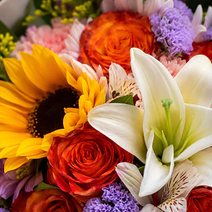 Bouquet Rosas Naranjas, Gerberas Amarillas, Margaritas Moradas y Lirio