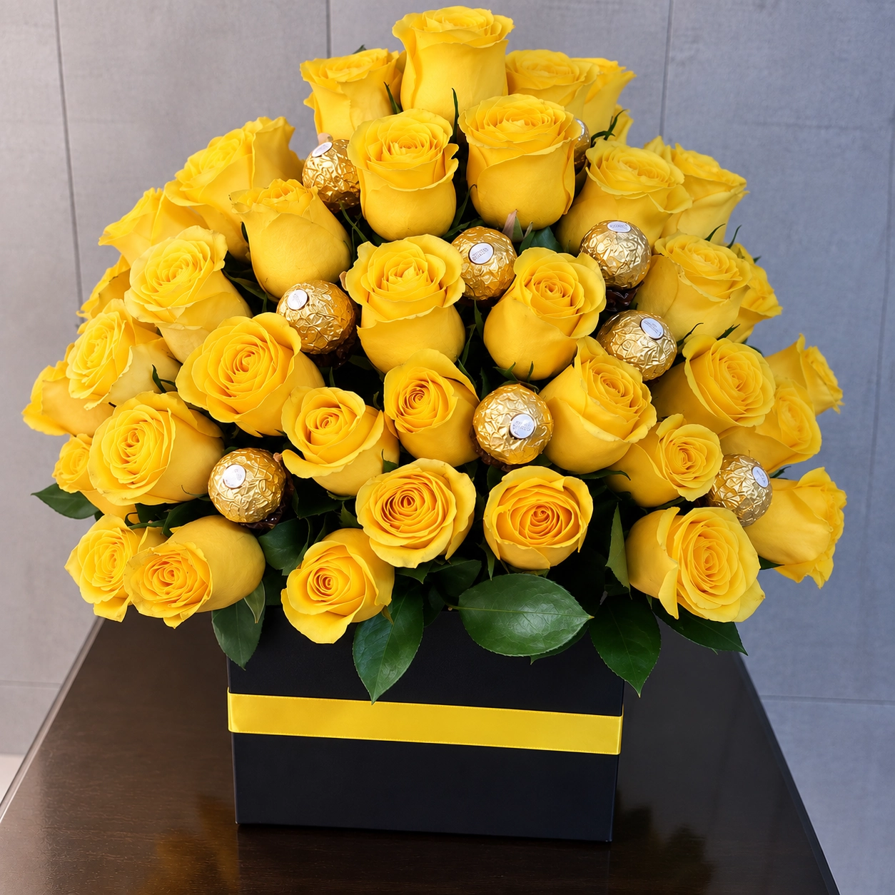 Caja con Rosas Amarillas y Chocolates Ferrero 1