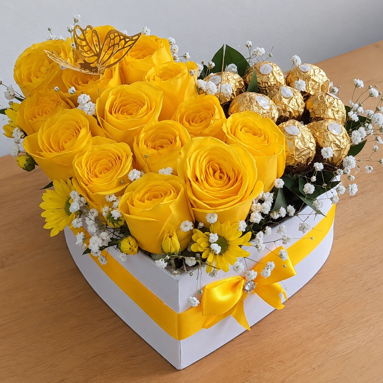 Caja de Corazón con Rosas Amarillas y Chocolates Ferrero 1
