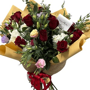 Ramo Premium de Rosas Rojas y Blancas con Envoltorio Dorado | Florabelle