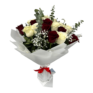 Ramo de Rosas Rojas y Blancas con Eucalipto y Despacho Hoy | Florabelle