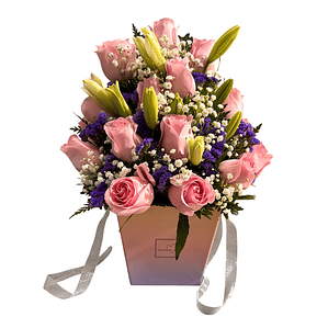 Arreglo de Rosas Rosadas y Lirios en Caja con Despacho Hoy | Florabelle
