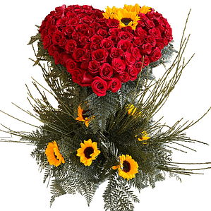 Composición Floral en Forma de Corazón con Rosas Rojas y Girasoles