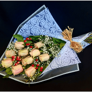 Ramo de  Rosas rosadas  e Hipéricos