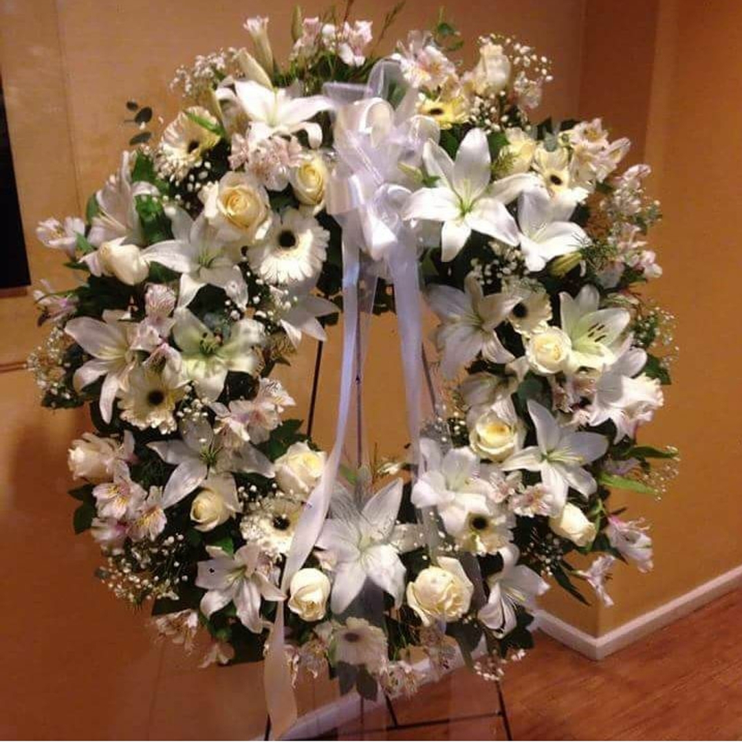 Corona Blanca de rosas, liliums y gerberas de condolencias 1