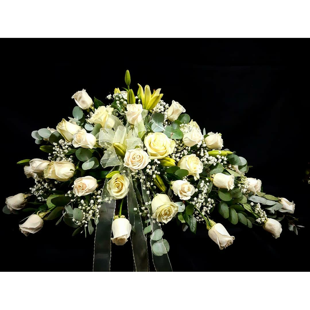 Cojín 50 de rosas y liliums blancos 1