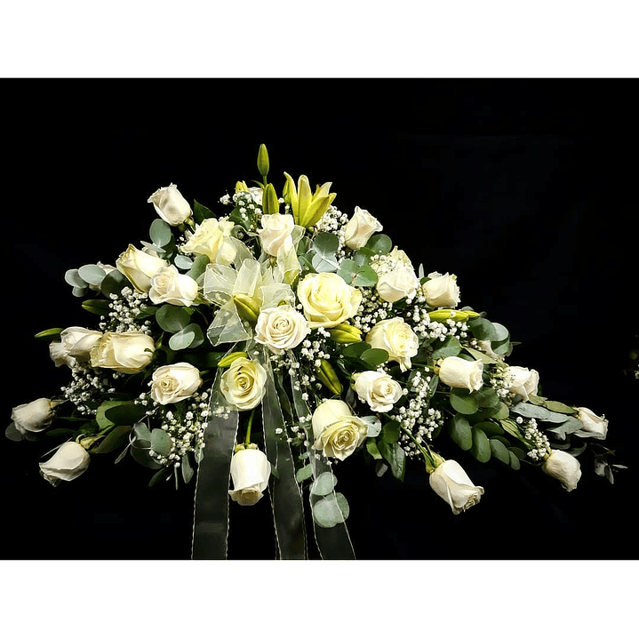 Cojín 50 de rosas y liliums blancos 1