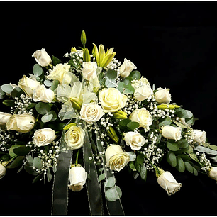 Cojín 50 de rosas y liliums blancos