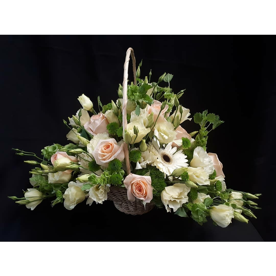 Cesta ovalada de rosas pastel y lisianthus 1